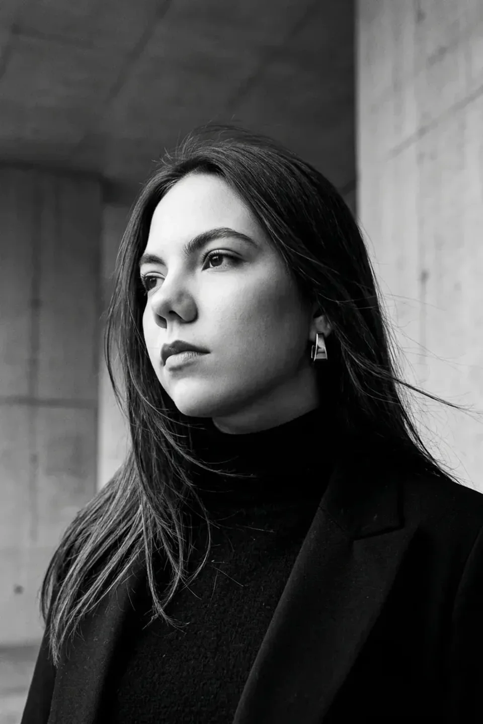 Пример фотообраза Monochrome Wind Portrait