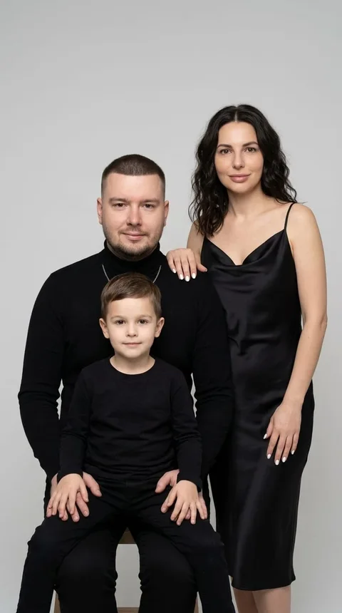 На коленях